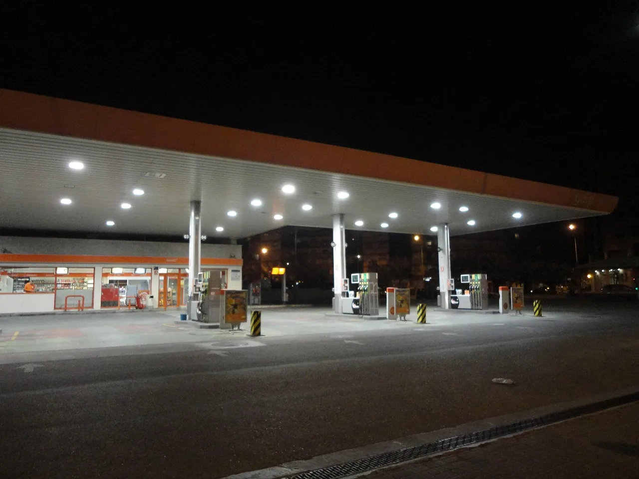 gasilinera, night, lights, refuel, gas, business, road. Gas Station Preservation: How It Works